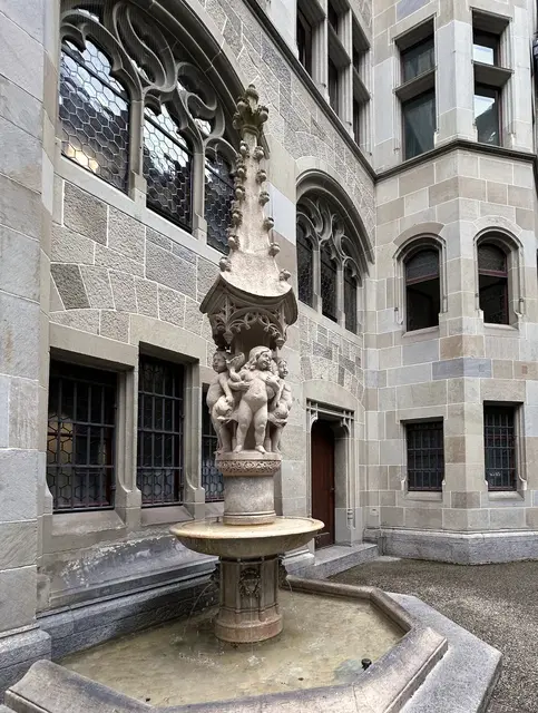 Im Hof vom Fraumünster