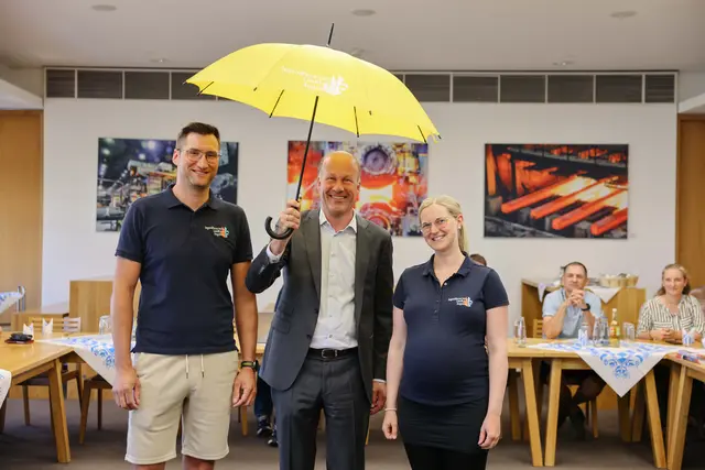 Im Rahmen des jüngsten Halbjahresgesprächs der Kreisfeuerwehrinspektion des Landkreises Augsburg wurde Landrat Sailer (vorne rechts) von Fach-Kreisbrandmeisterin Jugend Daniela Dietrich und Fach-Kreisbrandmeister Jugend Florian Rössle (vorne links) mit Übergabe eines Schirms symbolisch die Schirmherrschaft für den Aktionstag der Jugendfeuerwehr Schwaben in Gersthofen übergeben. | Foto: Julia Pietsch