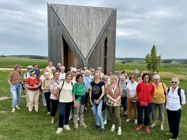 Gruppe vor der Kapelle in Oberbechingen