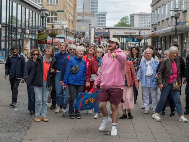 Im Umkreis von 500 Metern um das Grillo-Theater herum bewegt sich das partizipative Theater-Spektakel "500 Meter" von Christoph Frick, Lothar Kittstein und Akteurinnen und Akteuren der Essener Innenstadt mit dem Schauspiel-Ensemble und Menschen aus der Stadt. | Foto: Katharina Kemme / Timo Förster