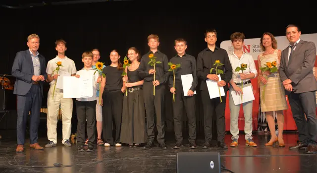 © Andrea Faber
Erster Bürgermeister Richard Greiner (l.), Maria-Stephanie Kemmerling, Erste Vorsitzende Kulturkreis Neusäß (2.v.r.), und Sandro Roy, Leiter Sing- und Musikschule Neusäß (r.), freuen sich mit den Erstplazierten. | Foto: Andrea Faber