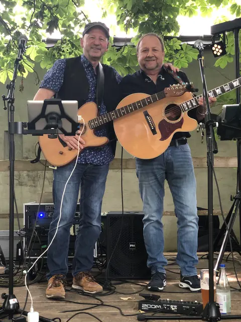 Foto: Hartmut Welz (links) und Volker Panitz erfreuten als "The Roadjacks" ihr Publikum im Nordendorfer Schlosspark.