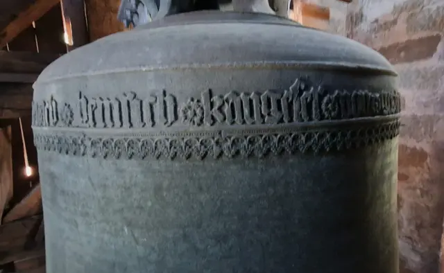 Glocke wurde in 1485 von Heinrich Kannengießer, Gießen, in Bronze gegossen; sie ist mit einem Durchmesser von 118 cm die größte Glocke im Geläut.
Inschrift:Maria heist man mich* al des weter vertreiben ich*
heinrich kangiser von gisen gos mich amen
anno domini * M* CCCC*LXXXV (1485)