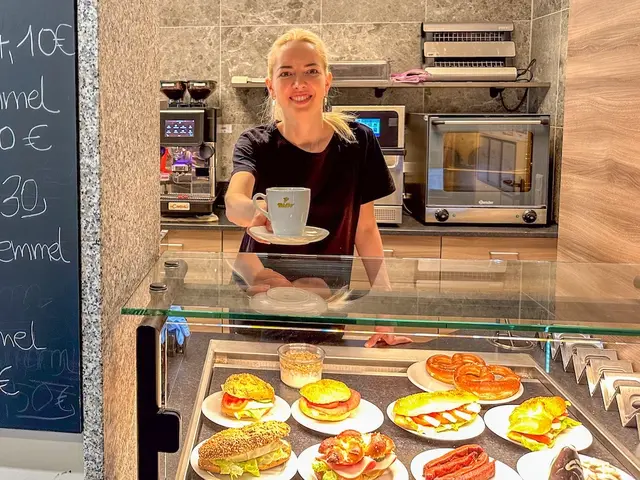 Foto von einer Kiosktheke mit Snacks und einer Mitarbeiterin, die einen Kaffee serviert