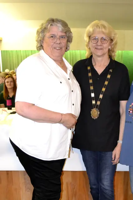 Gewinnerin der Benefizkette Cordula Precht, Schützenverein Sehnde, rechts,  mit der Kreisdamenleiterin Birgit Winter, links