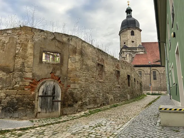 Im Hintergrund die Othmarskirche - heute als Ausstellungs- und Begegnungsstätte genutzt. 