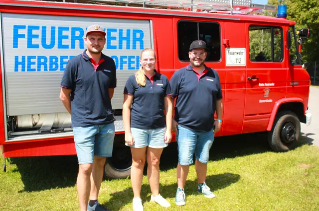 Die drei Vorsitzenden der FFW Herbertshofen Florian Schmidbauer, Janine Keller und Moritz Nußbauer freuten sich. | Foto: Peter Heider