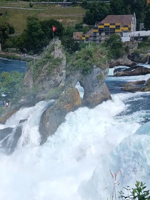 Die Bilder vermitteln einen Eindruck von den gewaltigen Wassermassen des Rheins am Rheinfall im schweizerischen Schaffhausen nahe der deutschen Grenze. | Foto: Peter Heider