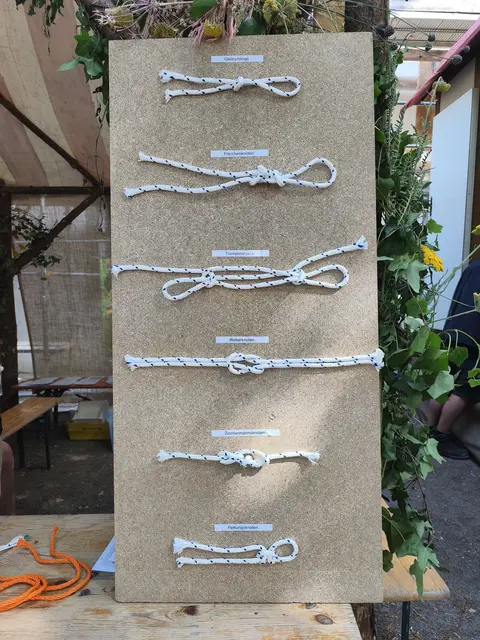 Knoten binden. an einem Stand zeigen zwei Lehrer 