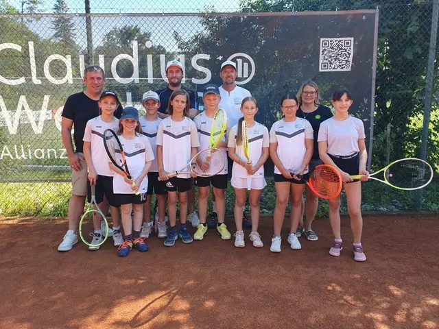 Große Freude bei der U12 des TCR
hintere Reihe v.l.n.r. Claudius Welzhofer, Trainer Daniel Hasenfus und Tobias Urban sowie Katja Carmagnani | Foto: Jugendwart TCR Jürgen Murn