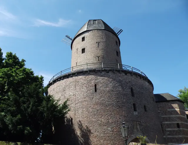 Mühlenturm inmitten einer einst acht Meter hohen Stadtmauer. | Foto: Siegmund Walter, 18.06.2026