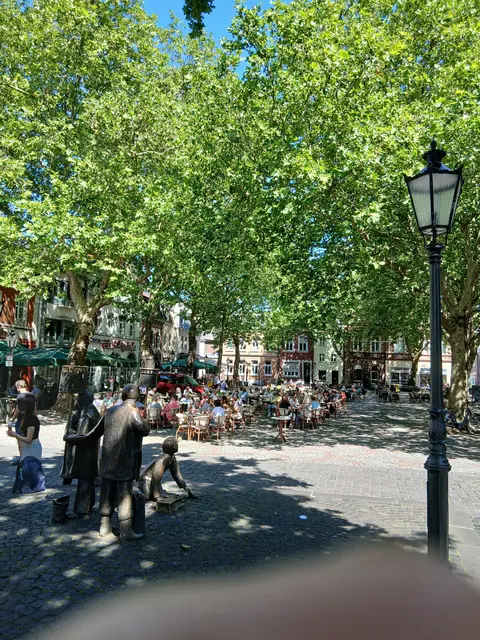 Platz am Buttermarkt in der Kempener Altstadt. Links im Bild die Skulpturen- Figurengruppe St. Martin vom Bildhauer Michael Franke. | Foto: Siegmund Walter, 18.06.2026