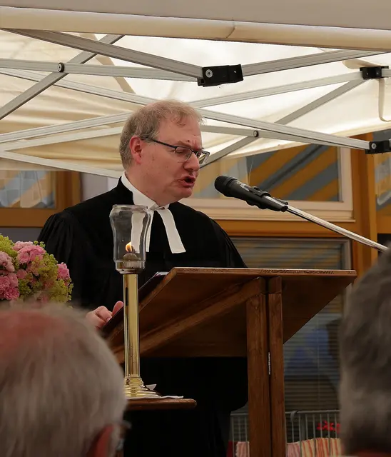 Der evangelische Pfarrer Falko von Saldern liest das Evangelium von barmherzigen Samariter,, der stehen bleibt, als andere weitergehen – und damit zeigt, was echte Nächstenliebe bedeutet. | Foto: Achim Lüders