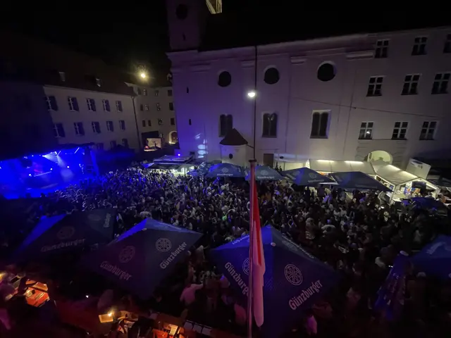 Die Stadt Günzburg veranstaltet zusammen mit örtlichen Vereinen ihr  Guntiafest mitten in der malerischen Altstadt. Eröffnet wird das Fest traditionell mit dem Umzug (1). An vielen Orten der Altstadt, unter anderem im Dossenbergerhof werden bei  tollem Ambiente musikalische und kulinarische Schmankerl angeboten. Abends ist Partystimmung angesagt | Foto: Michael Lindner/ Stadt Günzburg