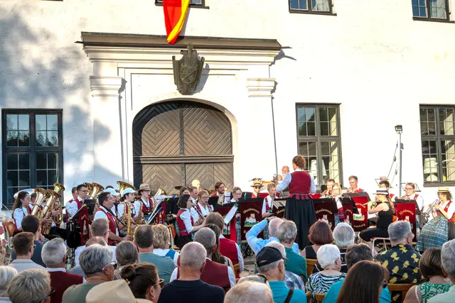 Heiß war es zu Beginn der Serenade auf Schloss Reisensburg. | Foto: Foto: Christopher Peters