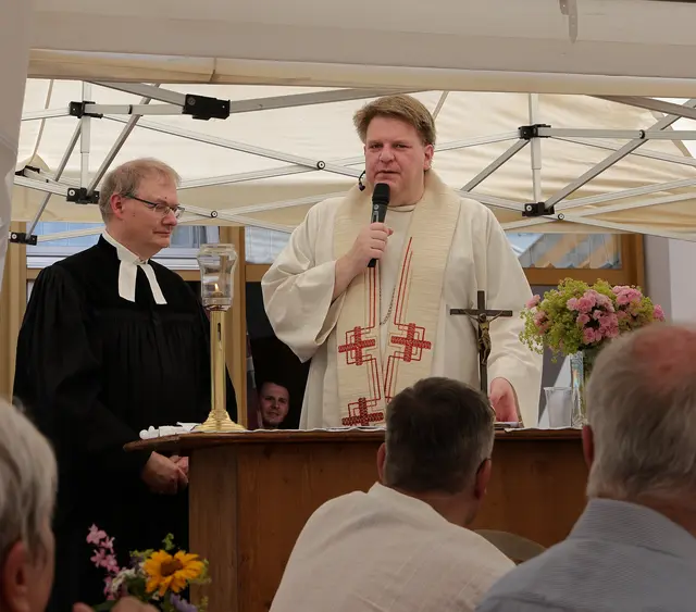 Der evangelische Pfarrer Falko von Saldern und der katholische Pfarrer Pater Steffen Brühl feierten den Gottesdienst in ökumenischer Verbundenheit.  | Foto: Achim Lüders