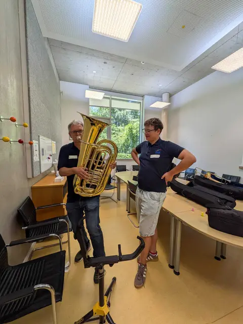 Vorstandsmitglied Peter Metzger wird von Leo an der Tuba gecoacht