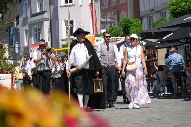 Die Stadt Günzburg veranstaltet zusammen mit örtlichen Vereinen ihr  Guntiafest mitten in der malerischen Altstadt. Eröffnet wird das Fest traditionell mit dem Umzug (1). An vielen Orten der Altstadt, unter anderem im Dossenbergerhof werden bei  tollem Ambiente musikalische und kulinarische Schmankerl angeboten. Abends ist Partystimmung angesagt | Foto: Michael Lindner/ Stadt Günzburg