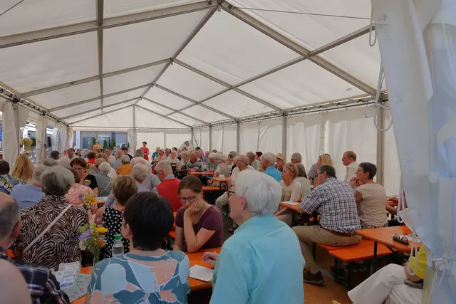 Zahlreich nahmen die Freiburgerinnen und Friedberger die Einladung zum Jubiläumsfest an.  | Foto: Achim Lüders
