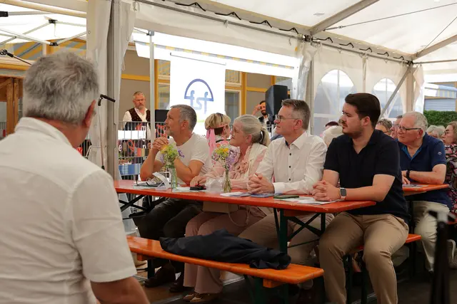 Unter den Gottesdienstteilnehmern waren auch Friedbergs Erster Bürgermeister Roland Eichmann, die Dritte Bürgermeisterin Ulrike Sasse-Feile, der Landtagsabgeordnete Peter Tomaschko und Stadtrat Philipp Landherr. | Foto: Achim Lüders