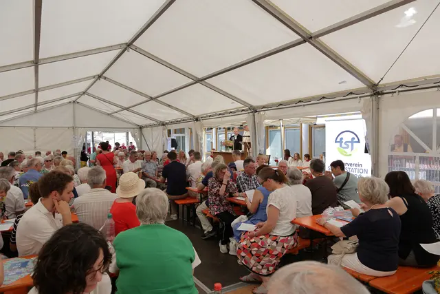 Mit einem Festgottesdienst in ökumenischer Verbundenheit begann das Jubiläumsfest 120 Jahre Förderverein Ambulante Krankenpflege und 30 Jahre Sozialzentrum Friedberg.  | Foto: Achim Lüders