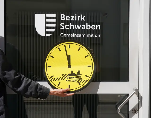 Für die Kommunen ist es längst „kurz vor zwölf“: Der Bezirk Schwaben unterstützt den bundesweiten Aktionstag „Kommunen am Limit“. | Foto: Michelle Dian