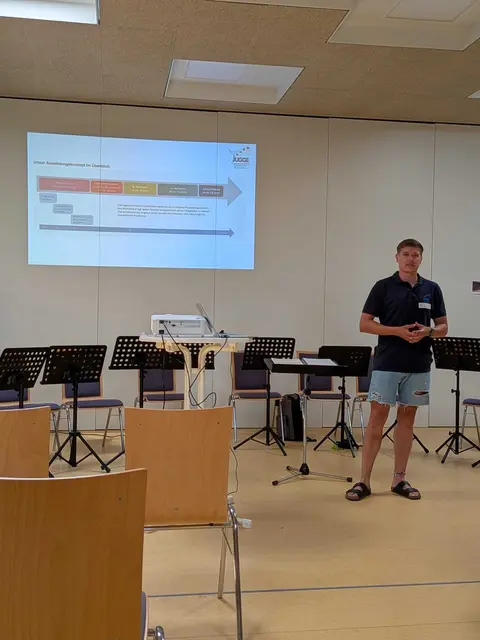 Erster Vorstand Sven Stawinoga informiert die Besucher über das JUGGE sowie das Ausbildungskonzept. 