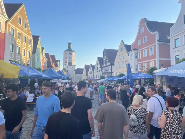 Die Stadt Günzburg veranstaltet zusammen mit örtlichen Vereinen ihr  Guntiafest mitten in der malerischen Altstadt. Eröffnet wird das Fest traditionell mit dem Umzug (1). An vielen Orten der Altstadt, unter anderem im Dossenbergerhof werden bei  tollem Ambiente musikalische und kulinarische Schmankerl angeboten. Abends ist Partystimmung angesagt | Foto: Michael Lindner/ Stadt Günzburg