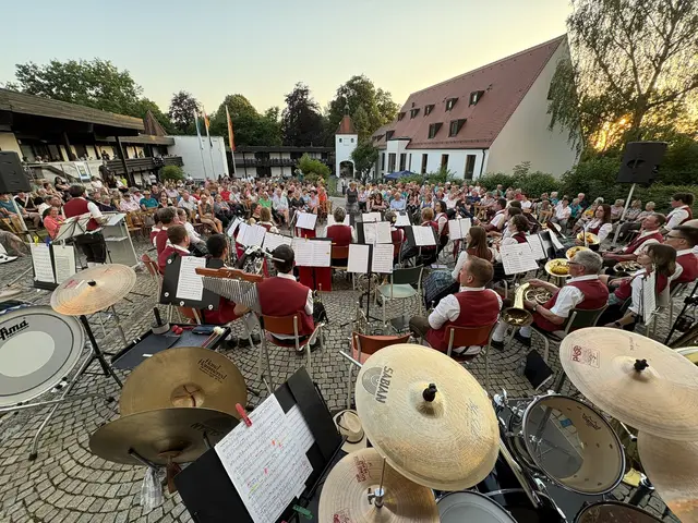 Ein gut gefüller Schlosshof erfreute die Musikantinnen und Musikanten auf Schloss Reisensburg. | Foto: Foto: Wolfgang Hödl