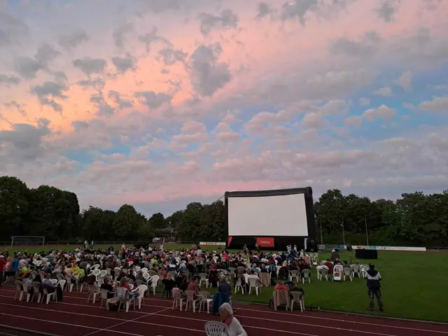 Das Hans-Wenninger-Stadion verwandelt sich an zehn Abenden in ein stimmungsvolles Open-Air-Kino. | Foto: Kulturbüro Königsbrunn