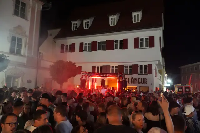 Die Stadt Günzburg veranstaltet zusammen mit örtlichen Vereinen ihr  Guntiafest mitten in der malerischen Altstadt. Eröffnet wird das Fest traditionell mit dem Umzug (1). An vielen Orten der Altstadt, unter anderem im Dossenbergerhof werden bei  tollem Ambiente musikalische und kulinarische Schmankerl angeboten. Abends ist Partystimmung angesagt | Foto: Michael Lindner/ Stadt Günzburg