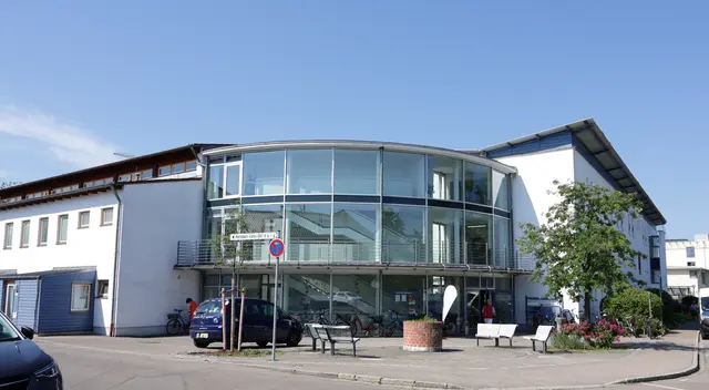 Das Friedberger Sozialzentrum in der Hermann-Löns-Straße, das heuer sein 30-jähriges Bestehen feiert, bietet zahlreichen sozial-karitativen Einrichtungen wie der Caritas ein Zuhause. Darüber hinaus stellt es Wohnraum für Menschen mit Behinderung zur Verfügung. | Foto: Achim Lüders