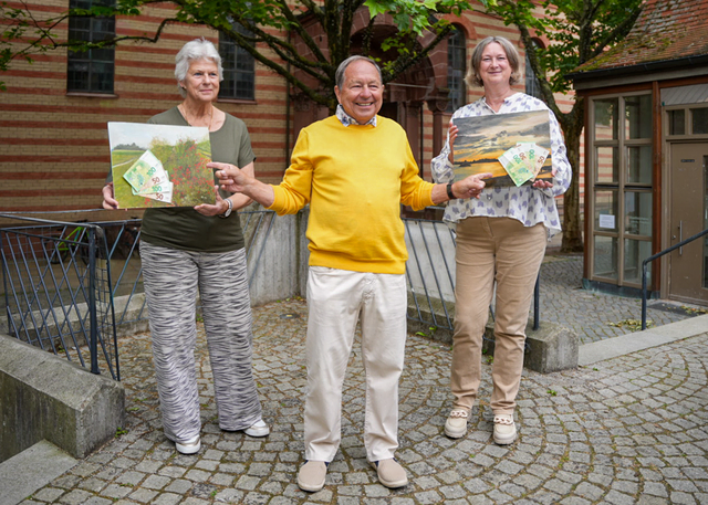 Franz Reißner übergab den Erlös der Siegfried-Hartl-Ausstellung an Karola Piehl (links) und Ute Krogull zugunsten des Fördervereins der Friedberger Musikschule sowie der Kartei der Not | Foto: FSeventfoto