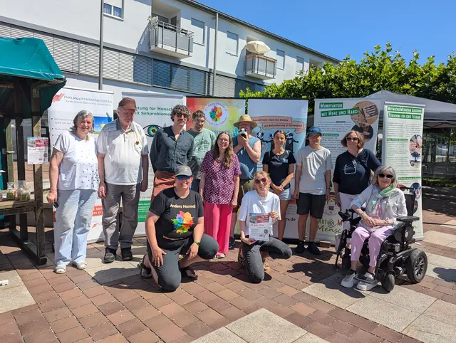 Vertreter von mehreren Inklusionsunterstützer bildeten am 19.06.2026 zusammen das Team des inklusiven Kuchenverkaufs am Wochenmarkt in Meitingen