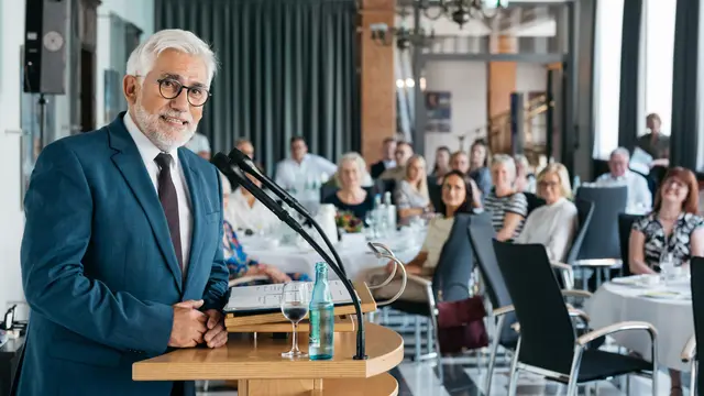 Oberbürgermeister Lukat steht am Rednerpult.
Bochumer Ehrenamtliche im Rathaus gewürdigt  | Foto:  Daniel Sadrowski