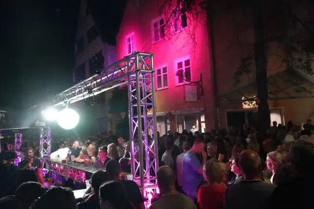 Die Stadt Günzburg veranstaltet zusammen mit örtlichen Vereinen ihr  Guntiafest mitten in der malerischen Altstadt. Eröffnet wird das Fest traditionell mit dem Umzug (1). An vielen Orten der Altstadt, unter anderem im Dossenbergerhof werden bei  tollem Ambiente musikalische und kulinarische Schmankerl angeboten. Abends ist Partystimmung angesagt | Foto: Michael Lindner/ Stadt Günzburg