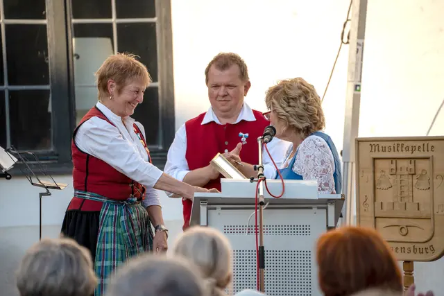 Renate Schmid (links) wurde vom ASM12-Vorsitzenden Michael Fritz und der Vize-Präsidentin des Allgäu-Schwäbischen Musikbundes, Monika Fleschhut, für 60 Jahre aktives Musizieren ausgezeichnet. | Foto: Foto: Christopher Peters