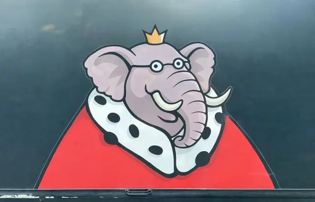 Ein Elefant mit Krönchen blickt verschmitzt aus dem Hermelin Mantel - Ruhr Gallery - Villa Artis Mülheim