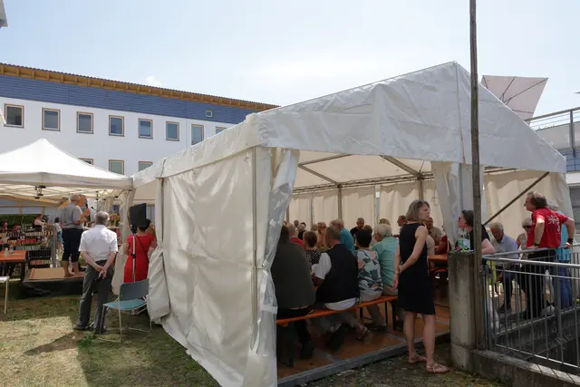 Zum Jubiläumsfest wurde eigens ein Festzelt in den Innenhof des Sozialzentrums gestellt  | Foto: Achim Lüders