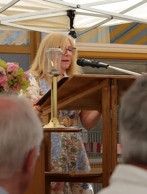„Brich dem Hungrigen dein Brot, nimm obdachlose Arme ins Haus auf …Dann wird dein Licht hervorbrechen wie die Morgenröte.“ 
Barbara Lüders liest die Lesung aus dem Propheten Jesaja.  | Foto: Achim Lüders