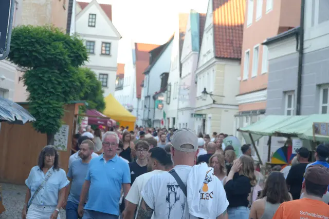 Die Stadt Günzburg veranstaltet zusammen mit örtlichen Vereinen ihr  Guntiafest mitten in der malerischen Altstadt. Eröffnet wird das Fest traditionell mit dem Umzug (1). An vielen Orten der Altstadt, unter anderem im Dossenbergerhof werden bei  tollem Ambiente musikalische und kulinarische Schmankerl angeboten. Abends ist Partystimmung angesagt | Foto: Michael Lindner/ Stadt Günzburg