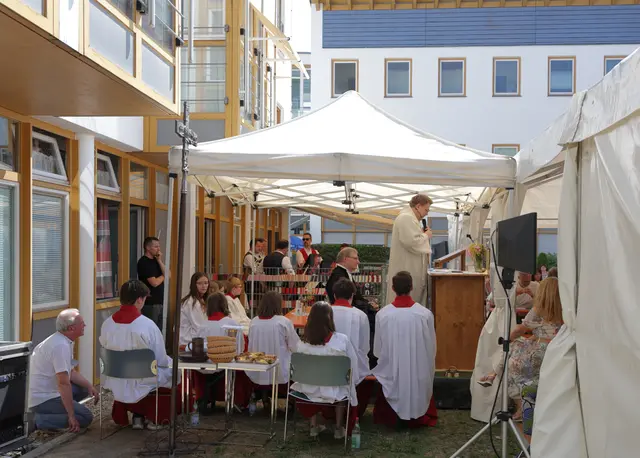 Im Innenhof des Sozialzentrums wurde eigens ein Festzelt aufgebaut. | Foto: Achim Lüders