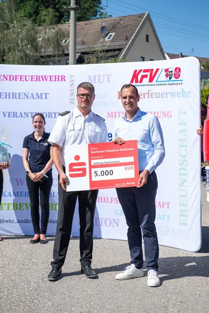 Von links nach rechts: Christian Kannler, Kreisbrandrat des Kreisfeuerwehrverband Landkreis Augsburg und Daniel Gastl, Vorstandsvorsitzender der Sparkasse Schwaben-Bodensee
 | Foto:  Andi Greger