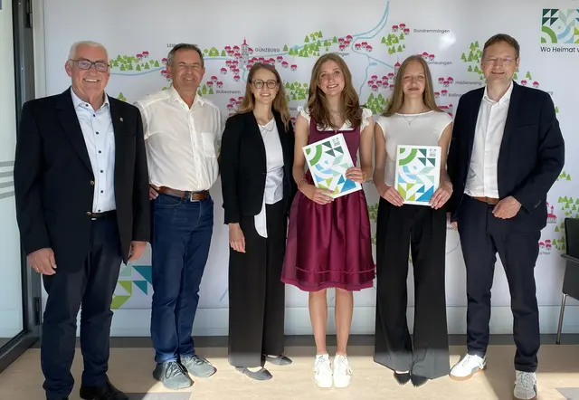 Blaulichtbeauftragter Ferdinand Munk, Fachbereichsleiter Gerhard Weiß, Theresa Mayr (Geschäftsstellenleiterin der GesundheitsregionPlus), Jill Klingler, Renáta Tóth und Landrat Hans Reichhart.  | Foto: Benjamin Sigmund / Landratsamt Günzburg 