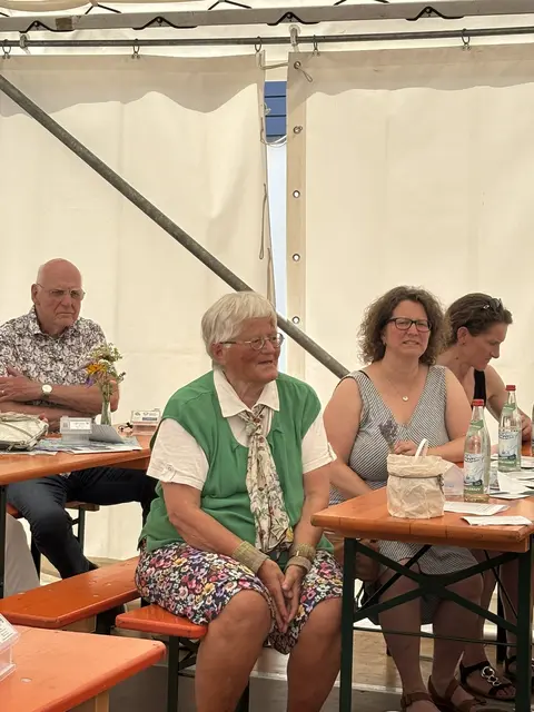 Alice Moritz bedankte sich beim Team der Tagespflege für die gute Begleitung. "Für mich ist das der schönste Tag der Woche", berichtet sie