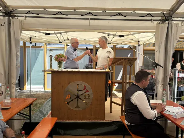 Hand in Hand - Vorsitzender Dr. Hannes Proeller und Friedbergs Erster Bürgermeister Roland Eichmann sind sich einig, wie wichtig der Förderverein und das Sozialzentrum für die Stadt sind: "Eine freiwillige Mitgliedschaft sollte eigentlich für jeden und jede verpflichtend sein."