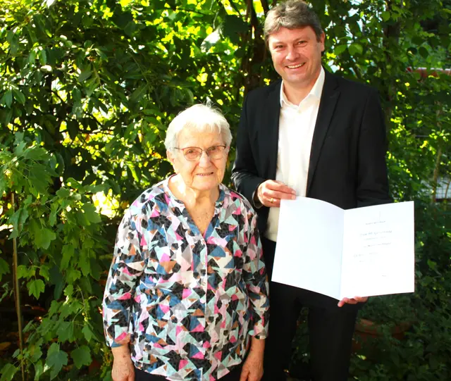 Beim 90. Geburtstag von Marianne Strauß (links) überbrachte Bürgermeister Michael Higl (rechts) die Glückwünsche der Marktgemeinde Meitingen. | Foto: Peter Heider