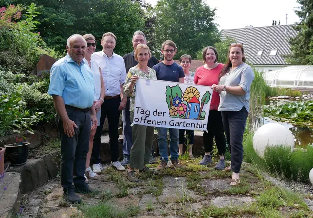 Am Sonntag, 28. Juni, findet im Landkreis Günzburg der Tag der offenen Gartentür statt. Im Vorfeld trafen sich die Beteiligten im Garten von Manuela Hawlitschek.  | Foto: Benjamin Sigmund / Landratsamt Günzburg 