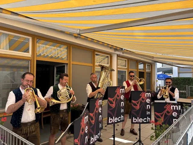 Men in Blech sorgen während des Gottesdienstes und auch danach für einen großartigen musikalischen Rahmen