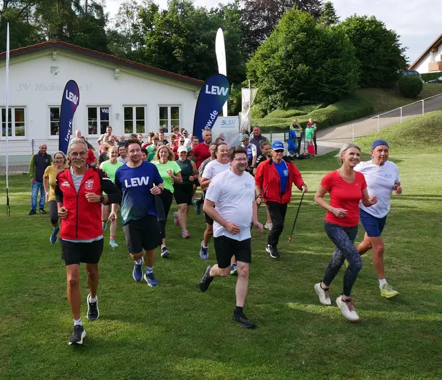 Zahlreiche Laufbegeisterte testeten beim Kick-off die Strecke des Landkreislaufes in Hochwang.  | Foto: Benjamin Sigmund / Landratsamt Günzburg 
